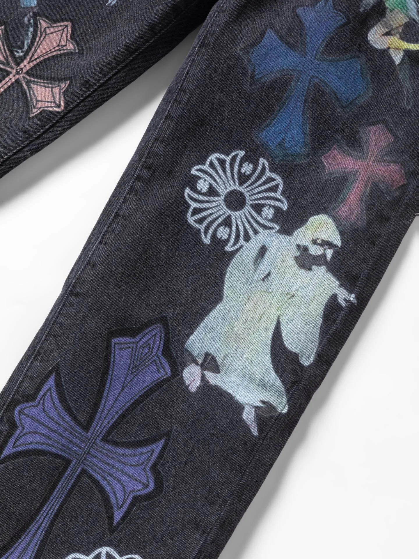 P300 💰 (top version) chrome hearts ss25 black elf print jeans. Styles with different wash textures, very friendly to people with thin legs and thick legs. The slightly flared version is very flattering to the leg shape. The moderate length will never go out of style. It can be matched easily and casually. It is the basis of various styles. It is a must-have in the wardrobe! The fabric is stiff but also makes the upper body soft without losing texture. The washing process is even more perfect. It is a must-have item for everyone! ! !  Color: black Size: 30-32-34-36 30 32 34 36 Waist circumference 80 85 90 95 Sitting circumference 105 110 115 120 Foot opening 46 47 48 49 External length 102 103 104 105